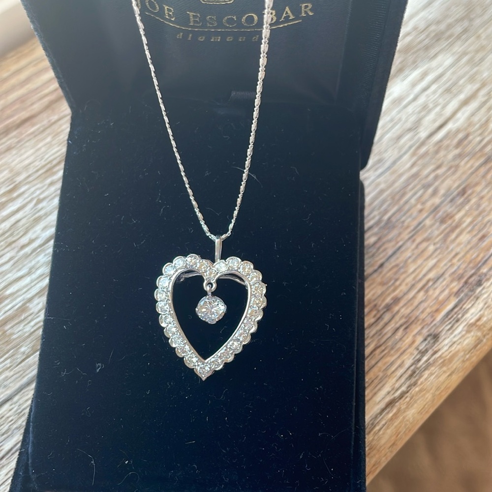 Beautiful 1.95 TCW diamond heart necklace